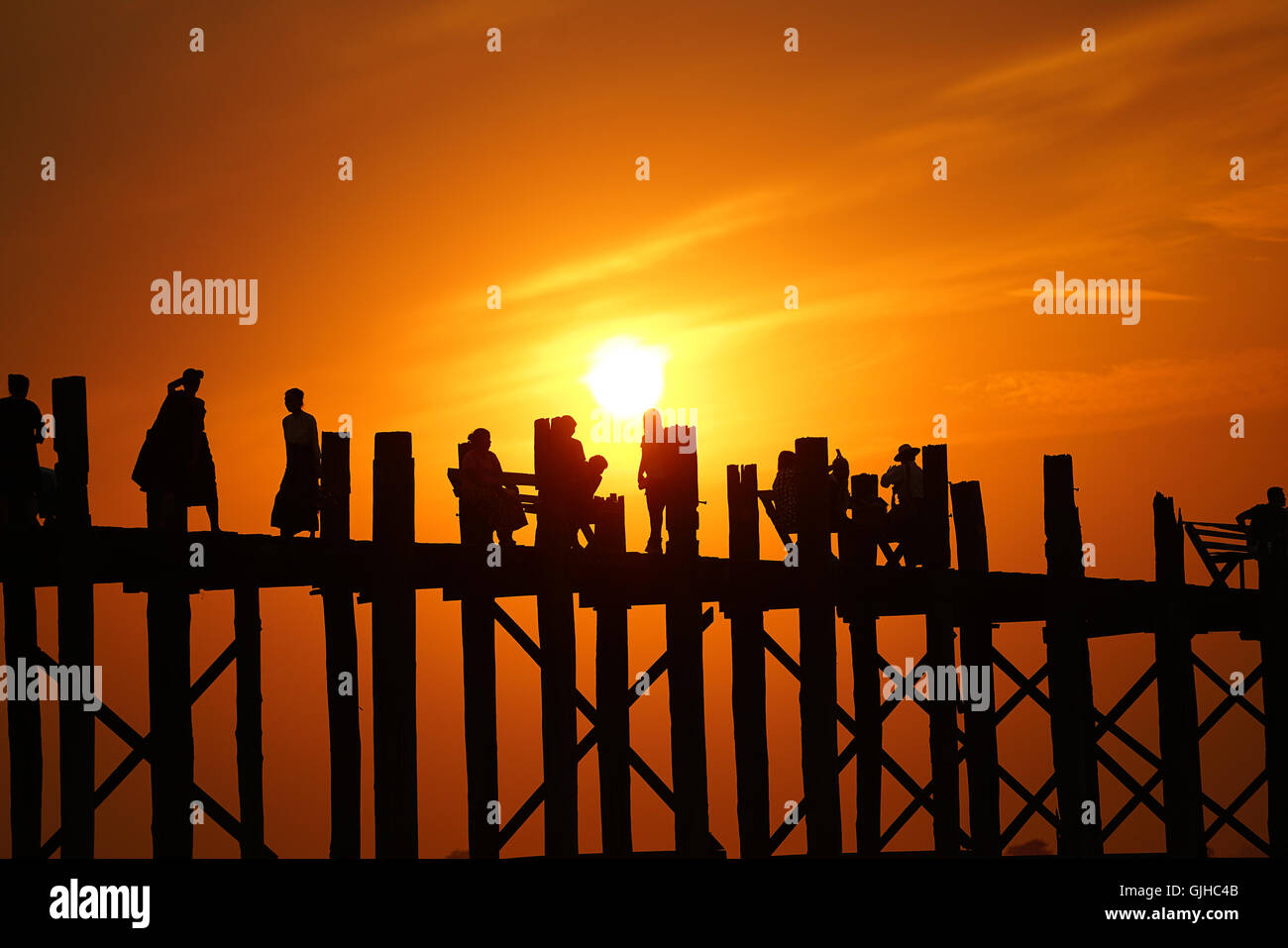 Silhouette von Menschen, die über die U Bein Bridge, Mandalay, Myanmar, laufen Stockfoto