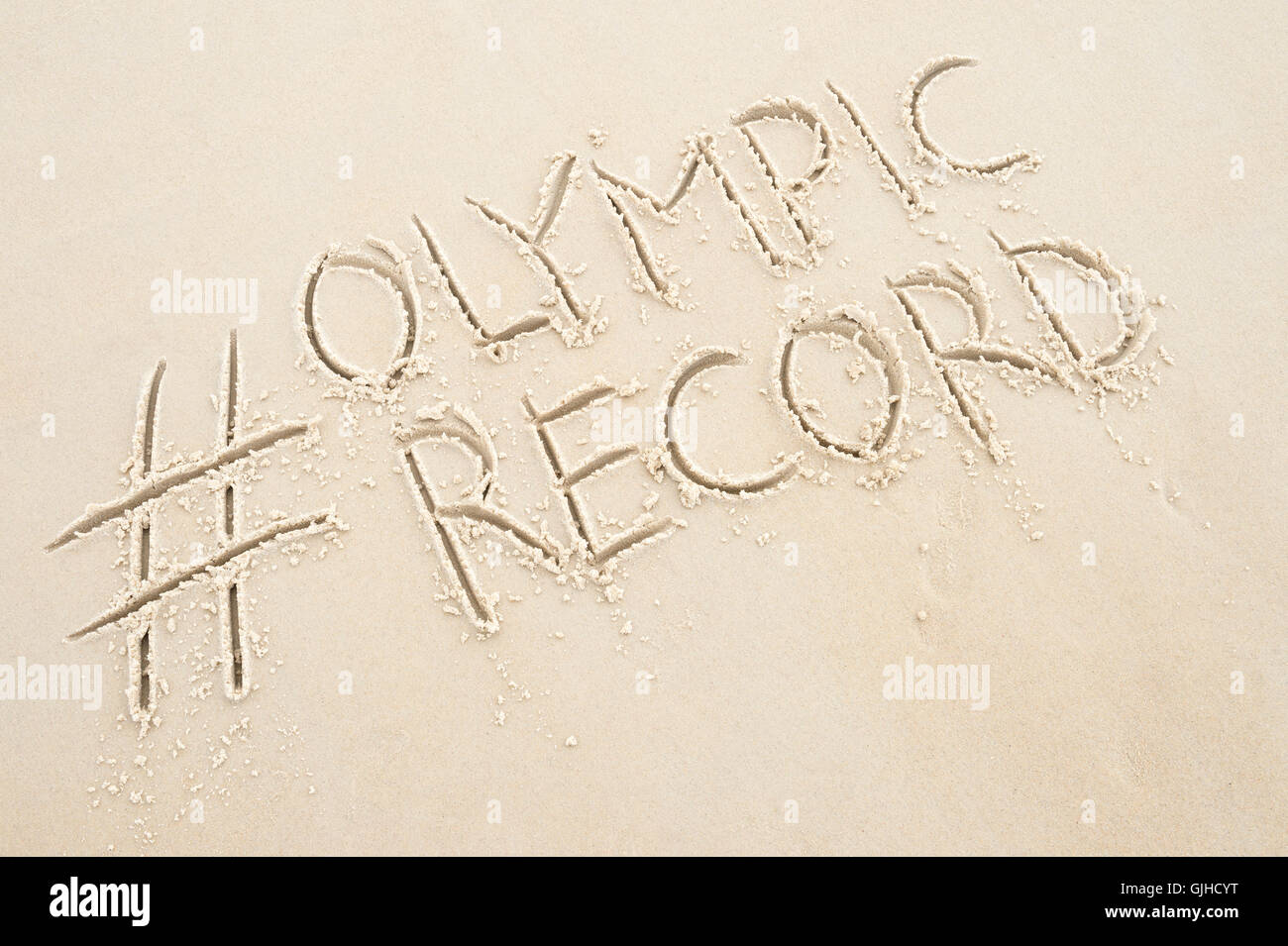RIO DE JANEIRO - 4. April 2016: Handschriftliche Hashtag Olympischen Rekord social Media-Nachricht handschriftlich in sauberen Text auf weichen sanD Stockfoto
