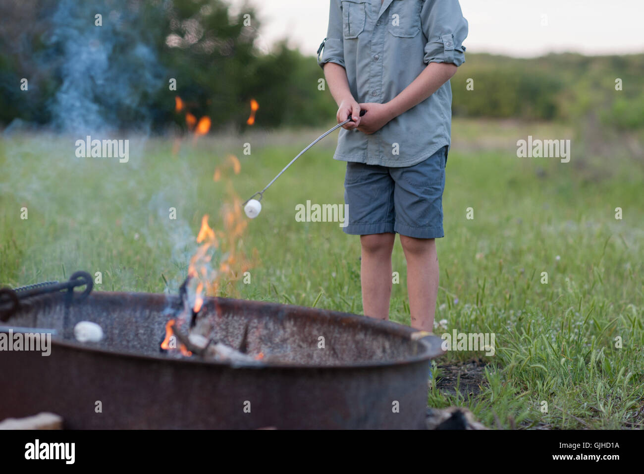 Junge Toasten ein Marshmallow über dem Lagerfeuer Stockfoto