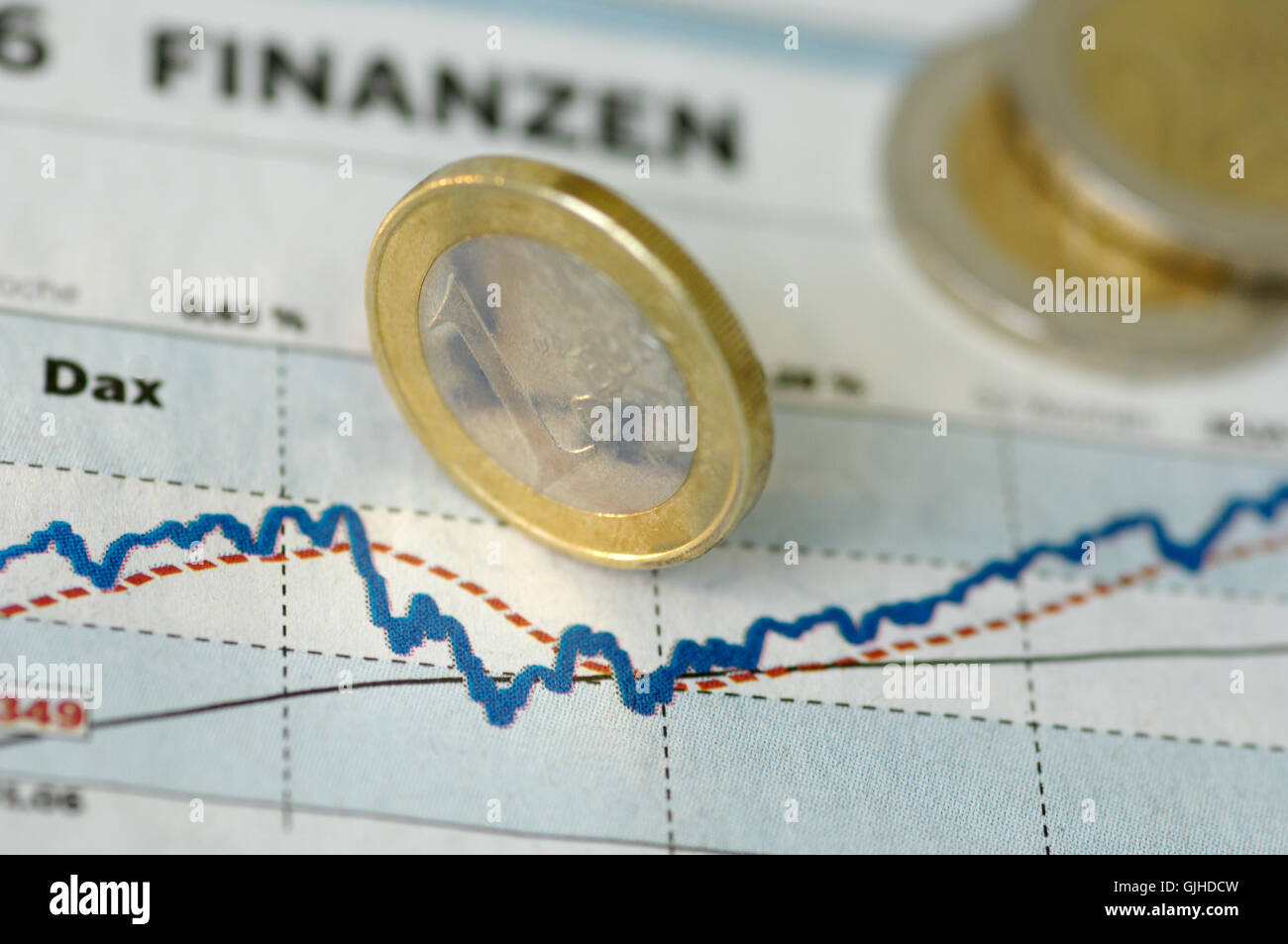 Kurs-Chart mit Euro-Münzen Stockfoto