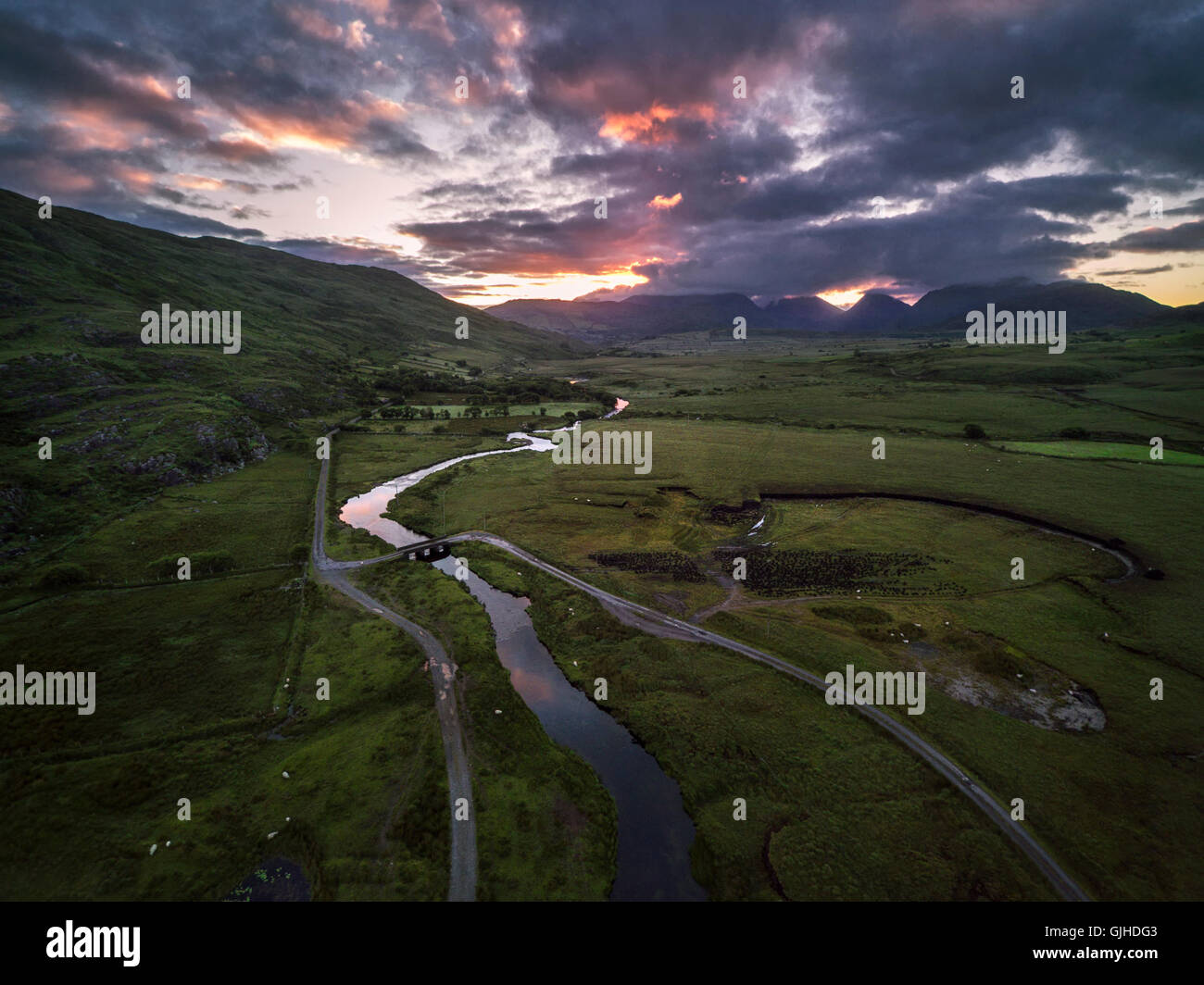 Sonnenaufgang über dem Fluss Owenroe, County Kerry, Munster, Irland Stockfoto