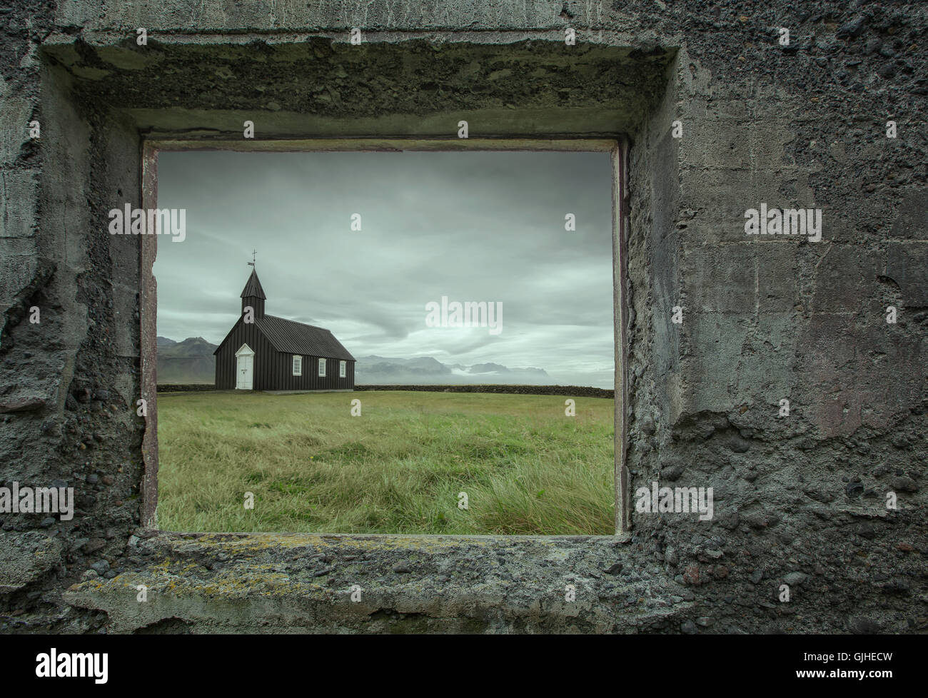 Kirche durch Fenster der verlassenen Gebäude, Budir, Island Stockfoto