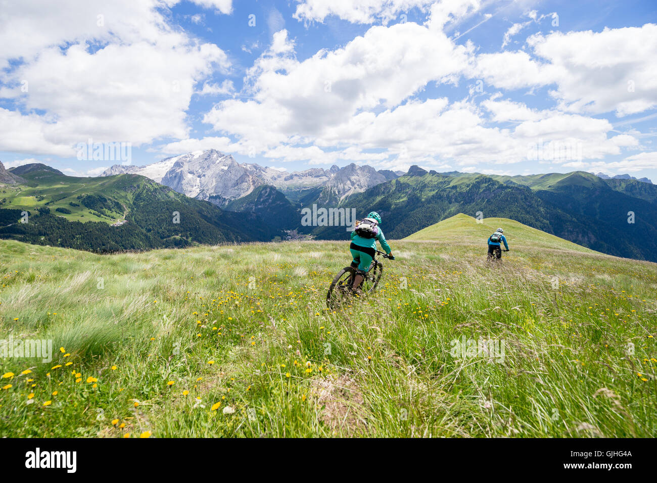 Mann und Frau Mountainbiken, Dolomiten, Italien Stockfoto