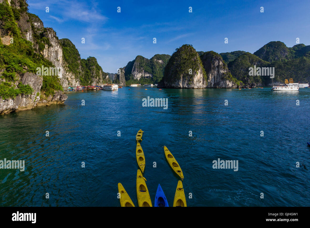 Kajak auf dem Meer, Ha long Bucht, Vietnam Stockfoto