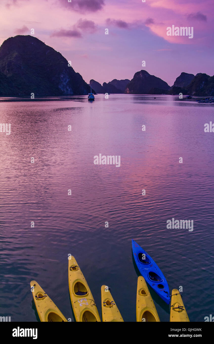 Kajaks bei Sonnenuntergang, Ha long Bucht, Vietnam Stockfoto