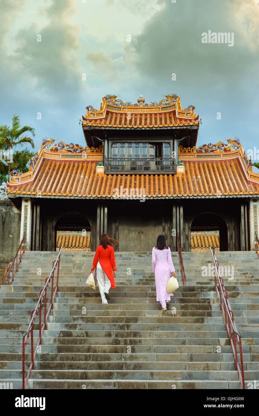 Zwei Frauen zu Fuß Schritte, Tu Duc Grab, Hoi an, Vietnam Stockfoto