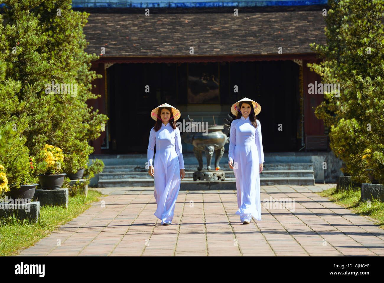 Zwei Frauen, die zu Fuß in Richtung Thien Mu Pagode, Hoi an, Vietnam Stockfoto