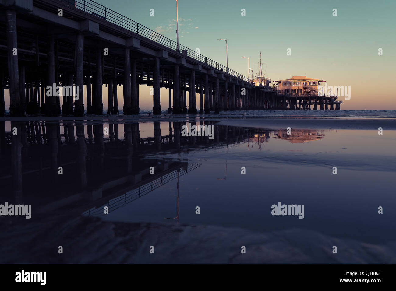 Santa Monica Pier bei Sonnenaufgang, Los Angeles, Kalifornien, USA Stockfoto