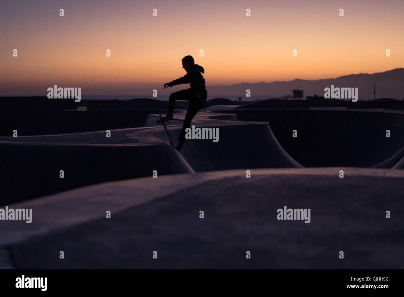 Silhouette eines Skateboarders, Venice Beach, Kalifornien, USA Stockfoto