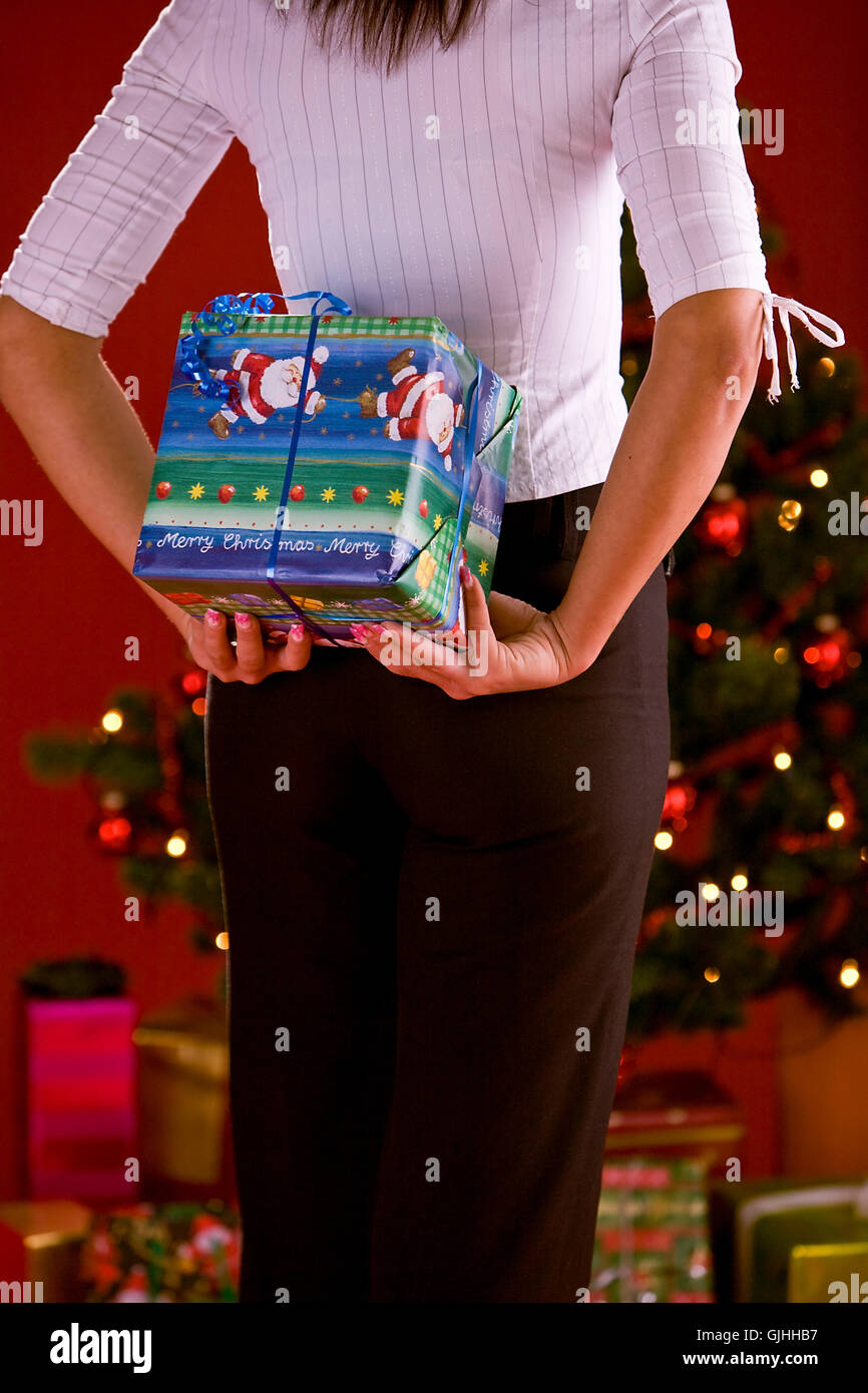 Frau versteckt Weihnachten Stockfoto