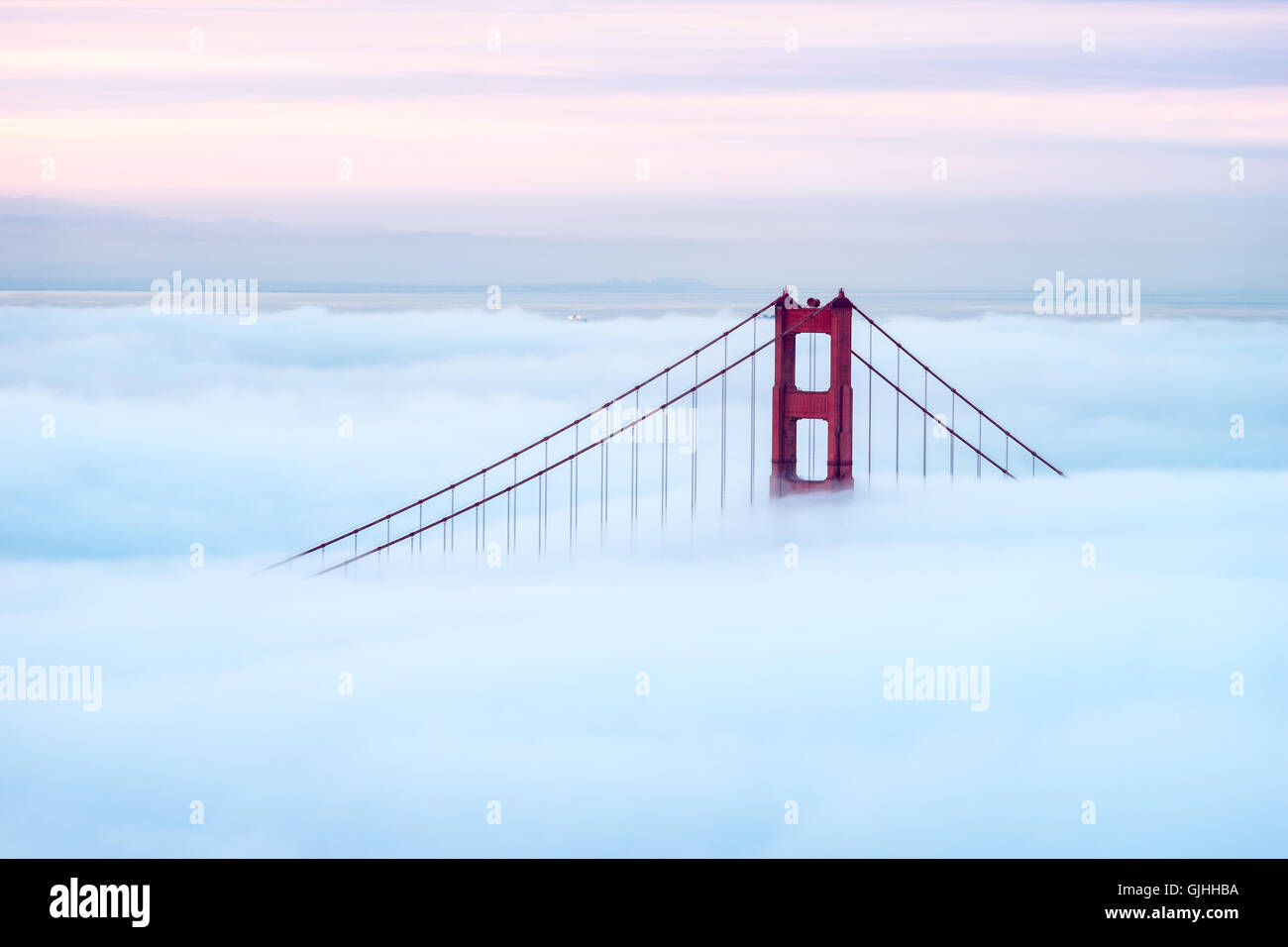 Golden Gate Bridge durch Nebel, San Francisco, Kalifornien, USA Stockfoto