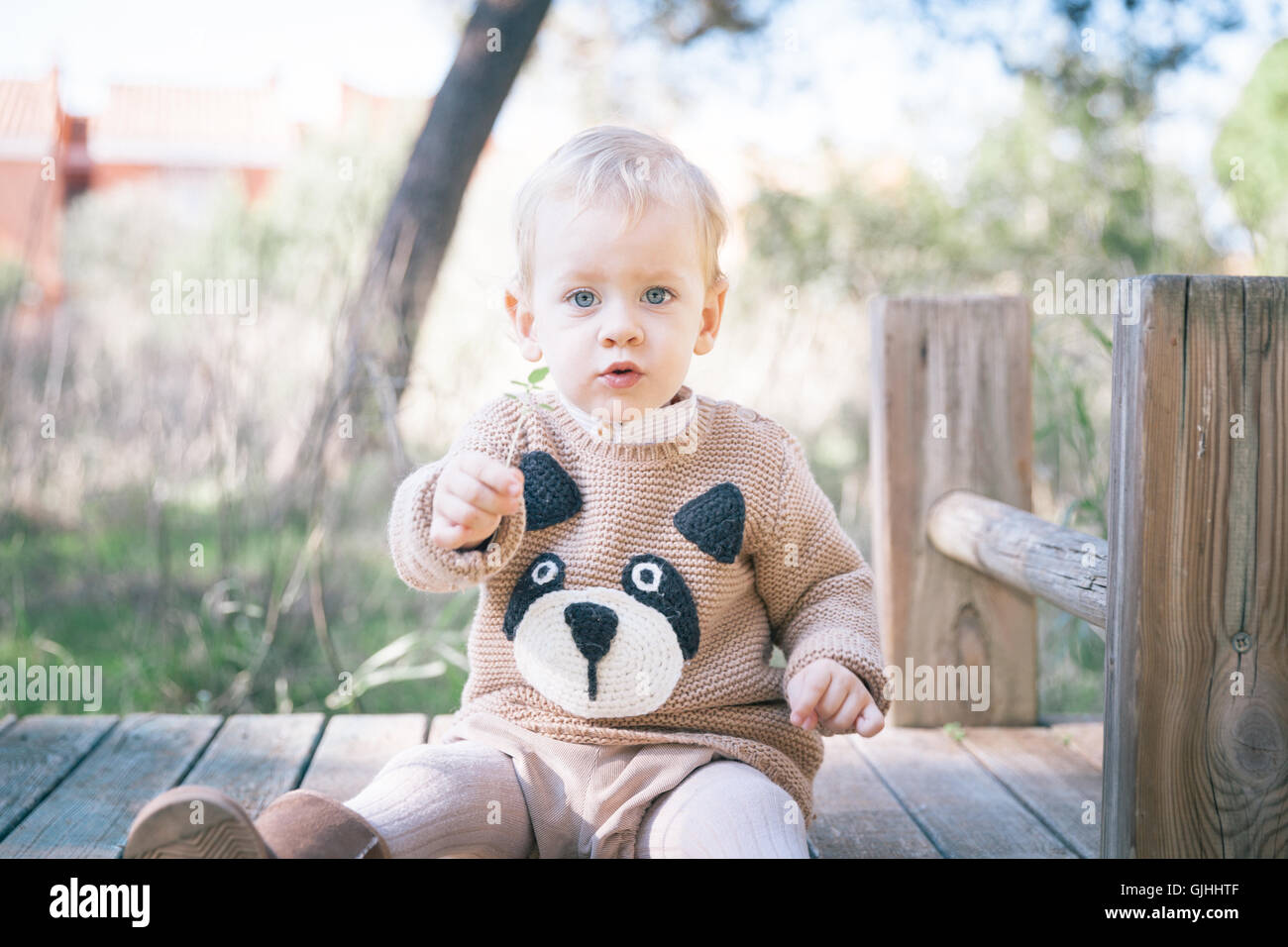 Junge sitzt auf Bauwerke in Spielplatz Stockfoto