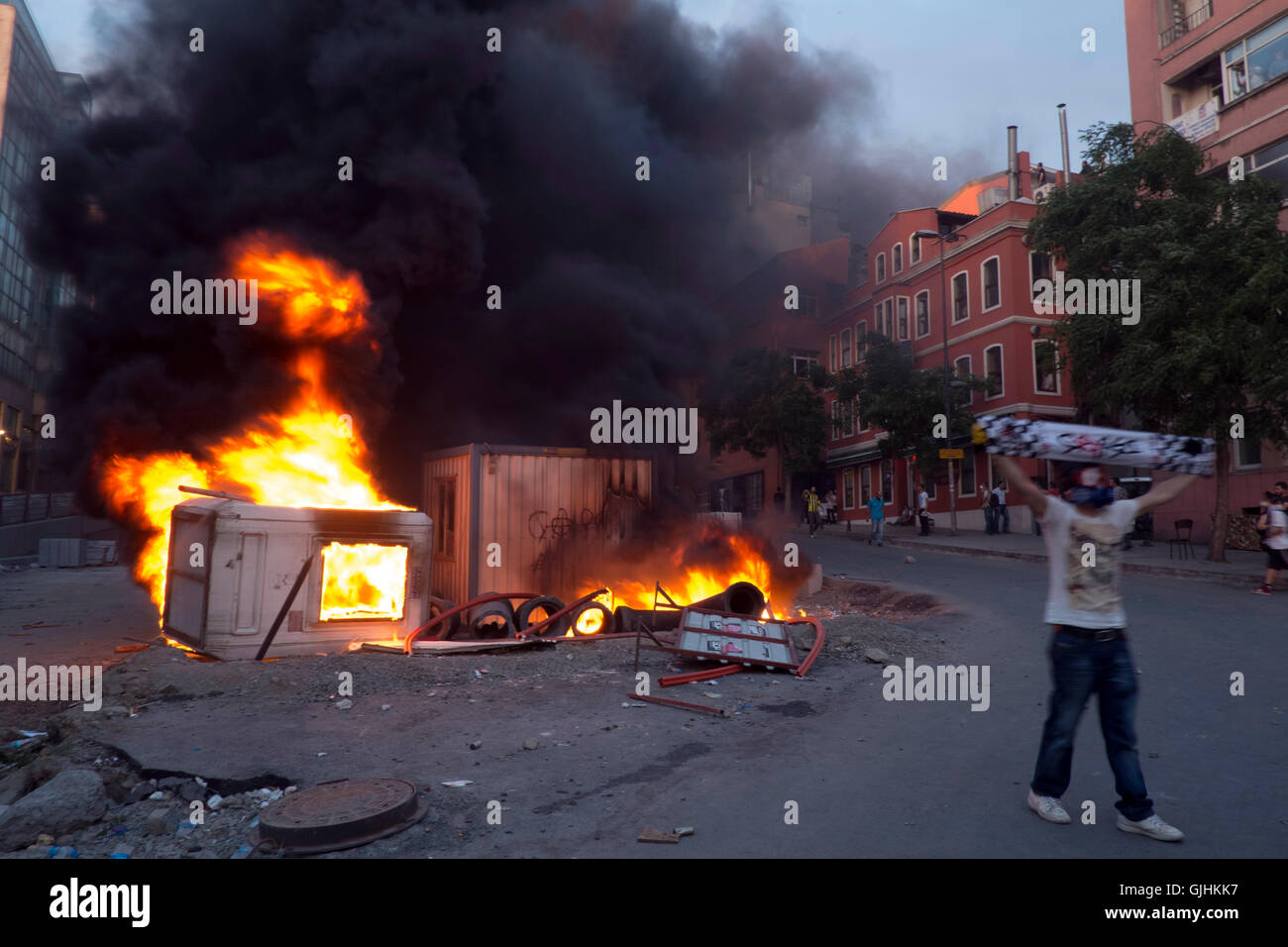 Demonstranten zündeten Barrikaden in Istanbul Gezi Park Demonstrationen. Stockfoto