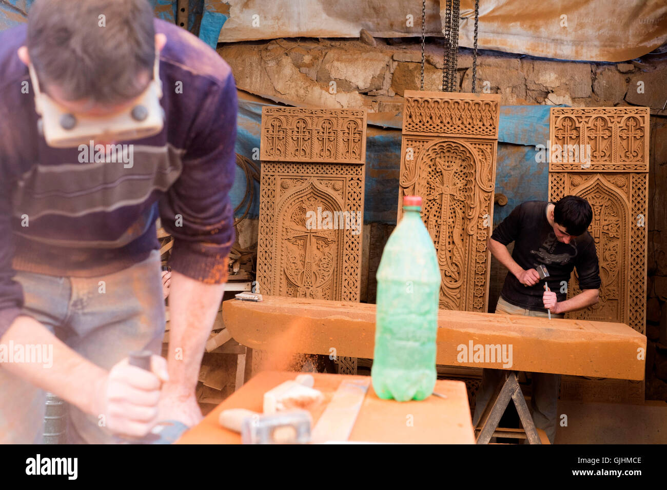Armenische Handwerks-sind Carving Grabsteine von Hand in Eriwan. Stockfoto