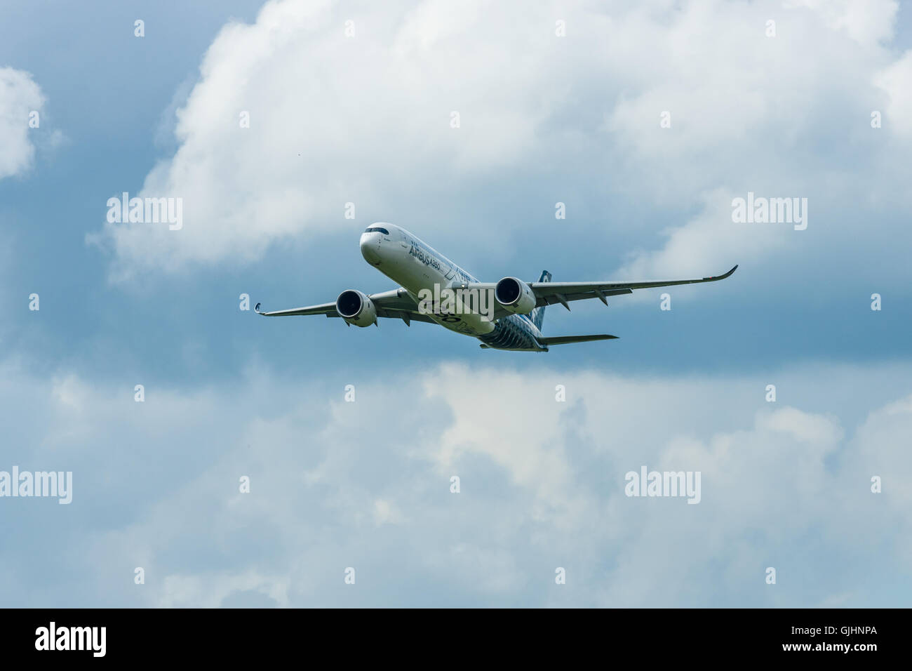 BERLIN, Deutschland - 2. Juni 2016: Demonstrationsflug Airbus A350 XWB. Ausstellung ILA Berlin Airshow 2016 Stockfoto