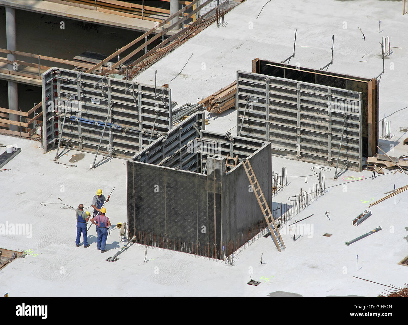 bauen mit Beton arbeiten Bauarbeiter Stockfoto