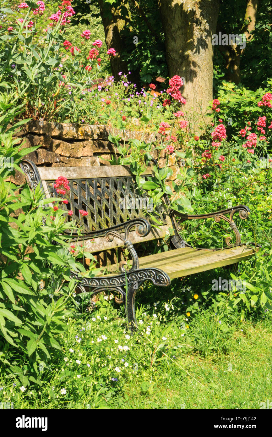 Englischer CottageGarten und GartenSitzplatz unter Bäumen