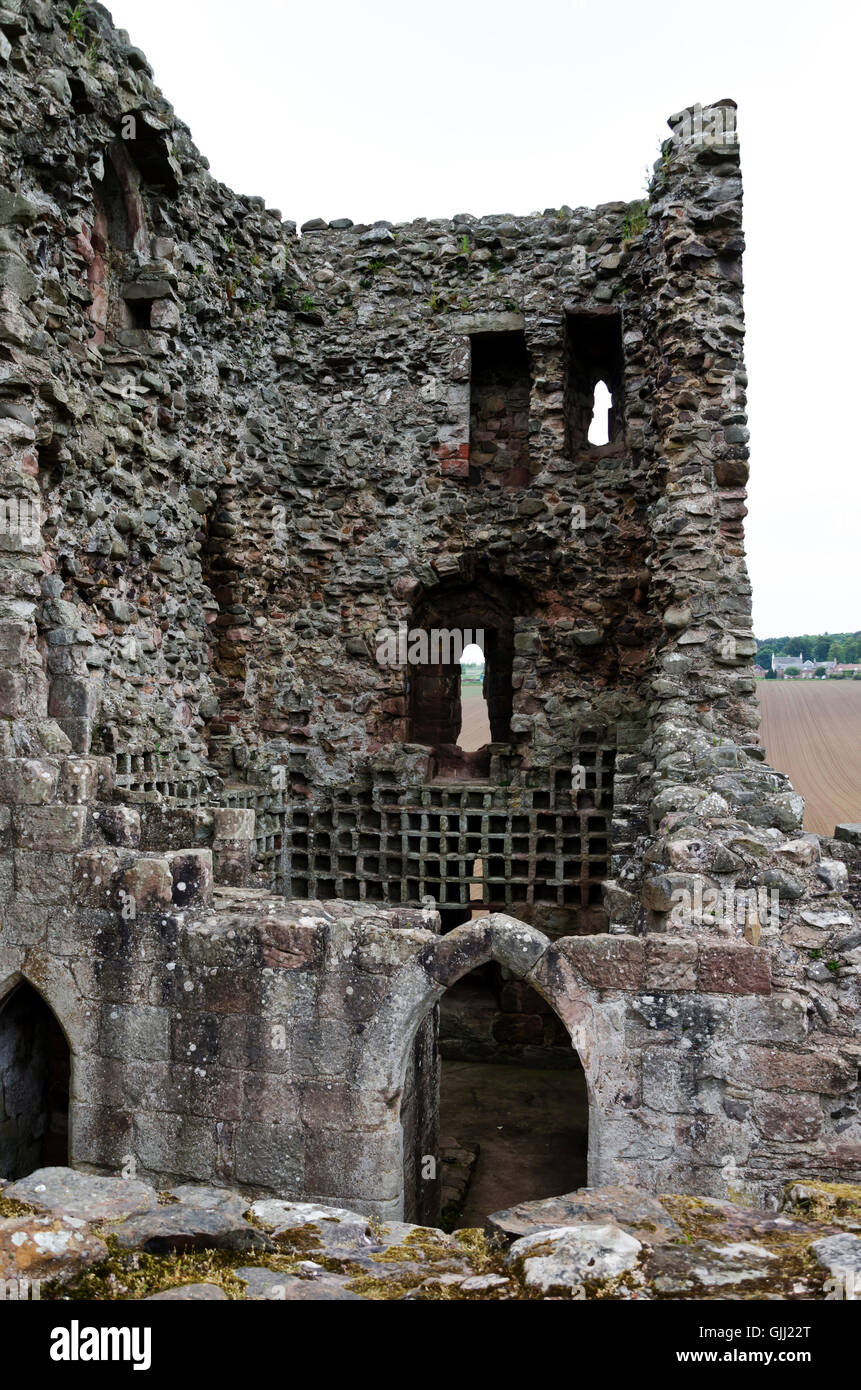 Teil der Überreste des Hailes Schloss am Ufer des Flusses North Tyne in der Nähe von Haddington, Schottland. Stockfoto