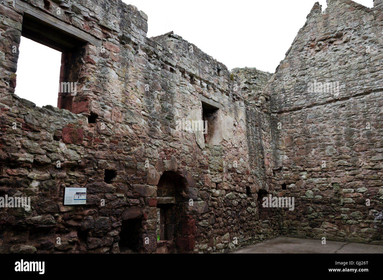 Teil der Überreste des Hailes Schloss am Ufer des Flusses North Tyne in der Nähe von Haddington, Schottland. Stockfoto