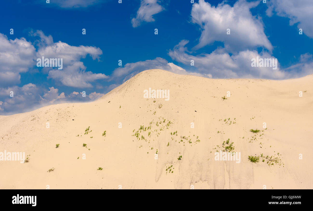 Landschaft mit dem sandigen Hügel und blauer Himmel mit Wolken Stockfoto