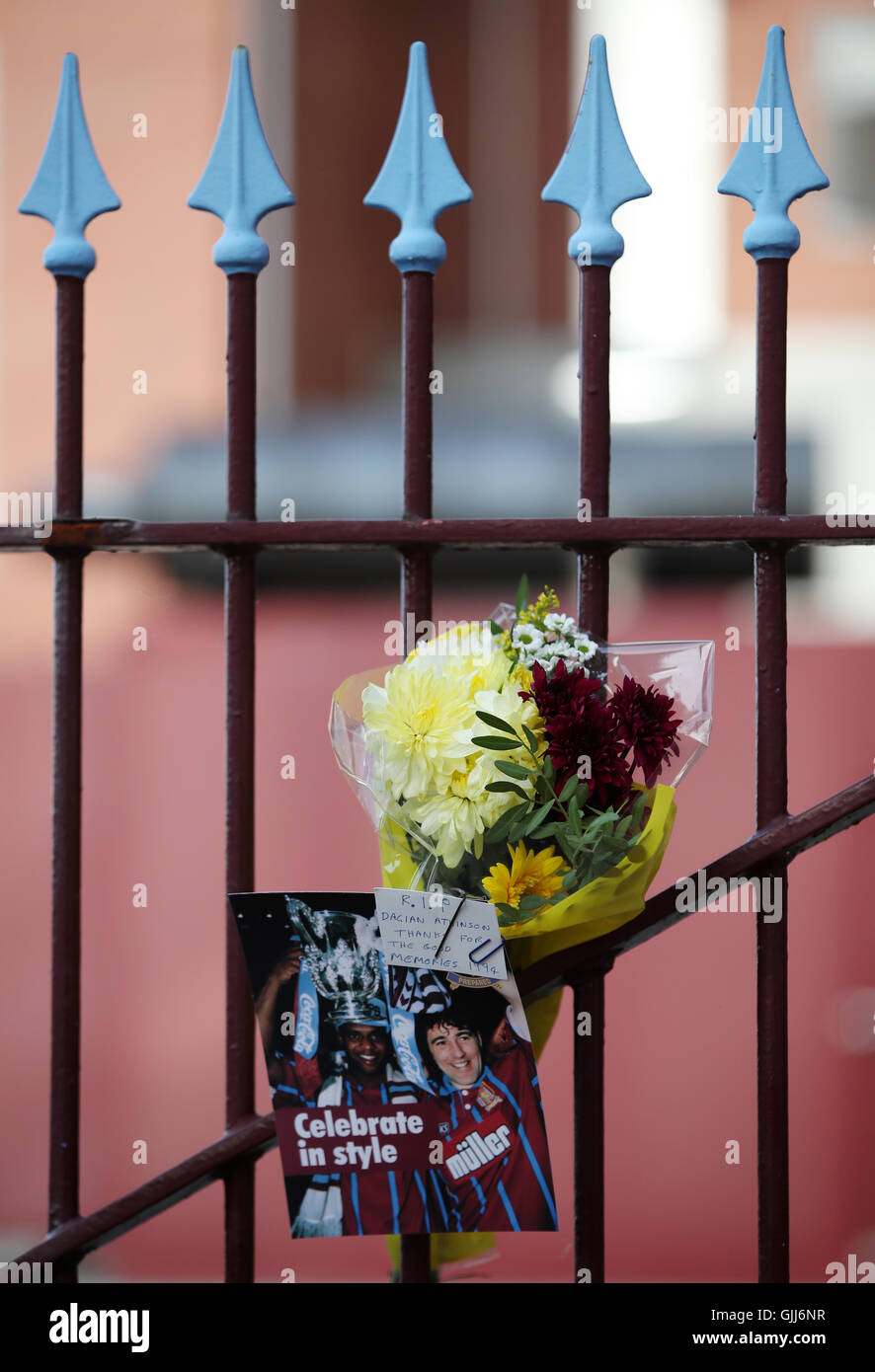 Blumen vor den Toren im Villa Park in Erinnerung an Dalian Atkinson vor der Himmel Bet Meisterschaft überein. Stockfoto