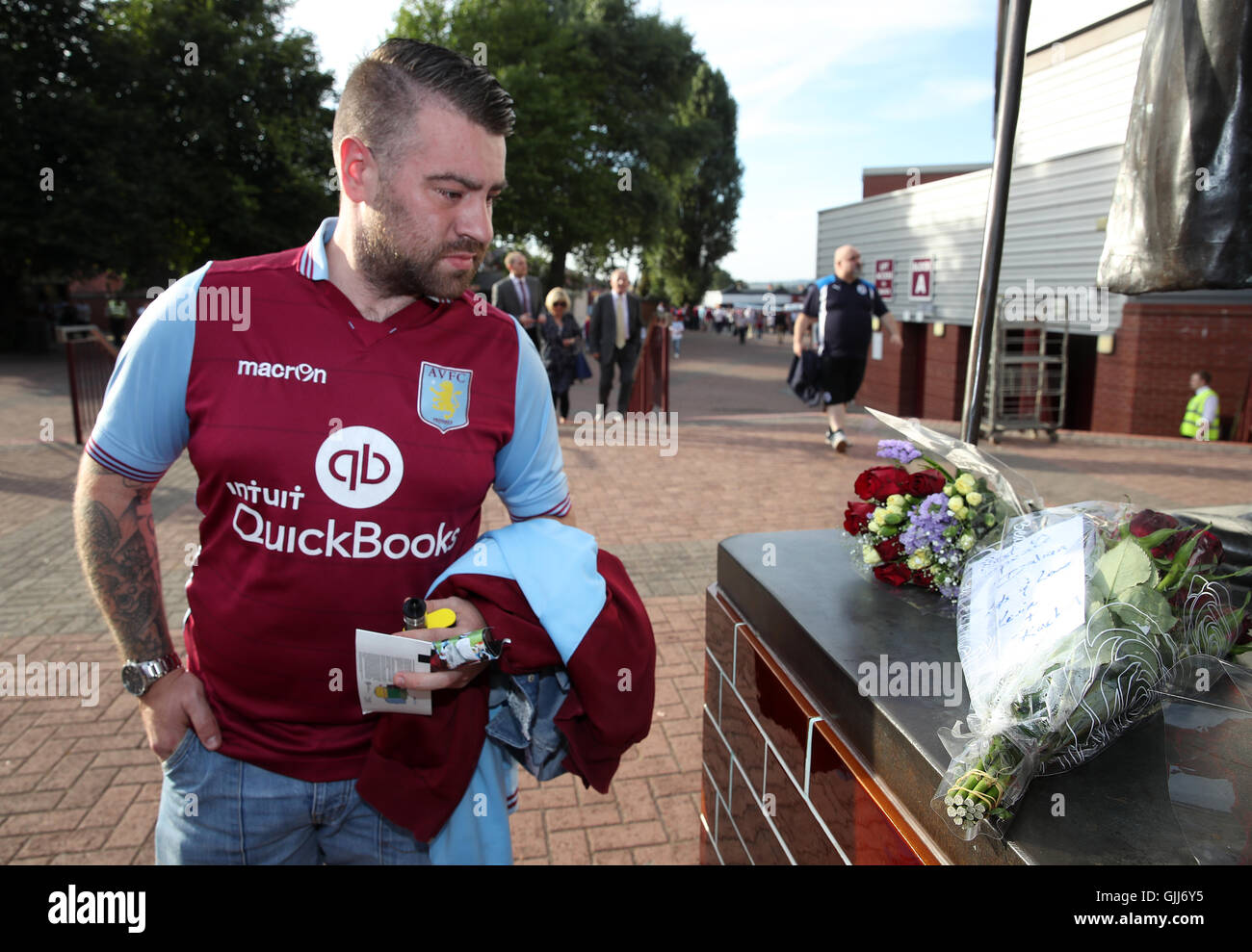 Eine Aston Villa Fan befasst sich mit Blumen in Erinnerung an ehemalige Spieler Dalian Atkinson, der gestern gestorben, bevor der Himmel Bet Meisterschaftsspiel im Villa Park, Birmingham. Stockfoto
