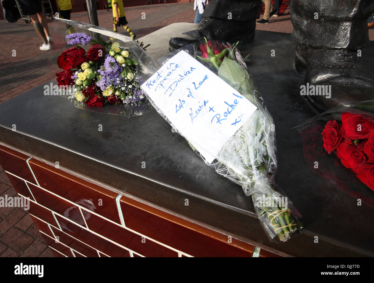 Blumen im Speicher der ehemaligen Villa Spieler Dalian Atkinson, der gestern gestorben, bevor der Himmel Bet Meisterschaftsspiel im Villa Park, Birmingham. Stockfoto