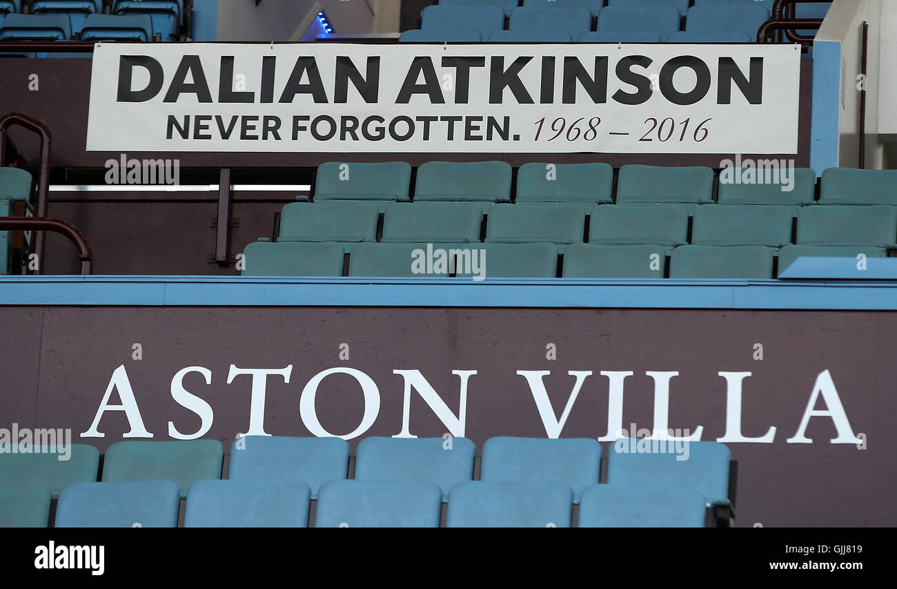 Ein Zeichen Lesung "DALIAN ATKINSON nie vergessen. 1968-2016' in Erinnerung an die ehemaligen Spieler starb gestern, vor dem Himmel Bet Championship Spiel im Villa Park, Birmingham. Stockfoto
