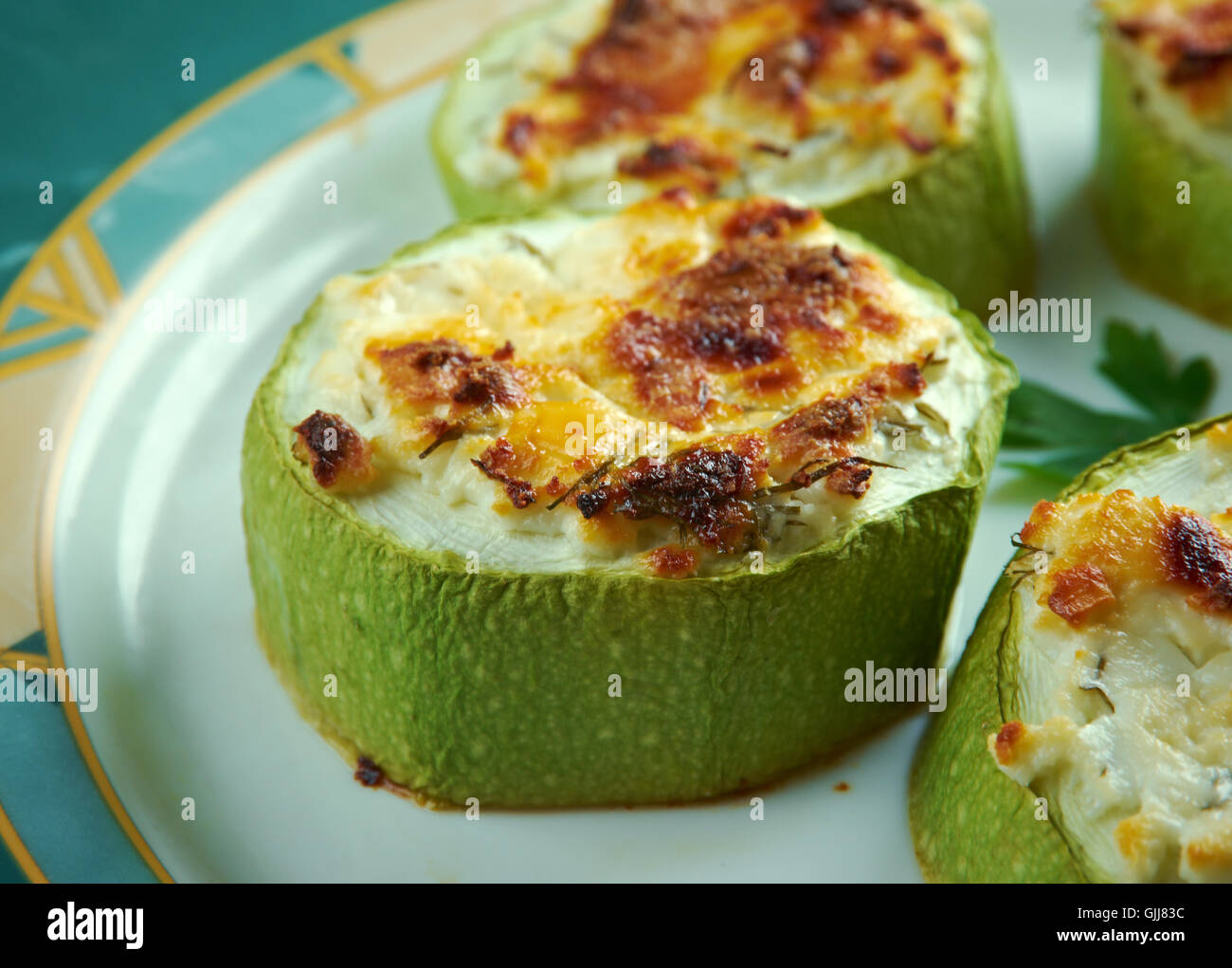 Kabak Dolmasi - Zucchini gefüllt mit Ziegenkäse. Türkische Küche Stockfoto