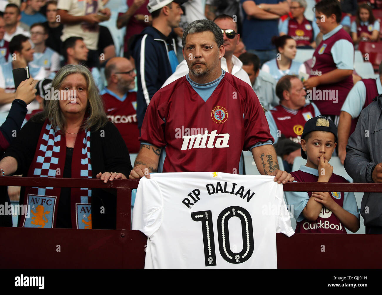 Ein Fan hat ein Hemd in Erinnerung an ehemalige Spieler Dalian Atkinson starb gestern, vor dem Himmel Bet Championship Spiel im Villa Park, Birmingham. Stockfoto