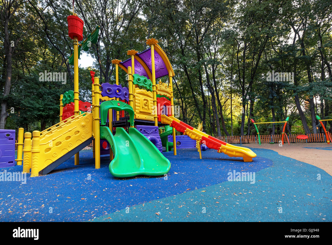 Brillante Spielplatz im Wald. Stockfoto