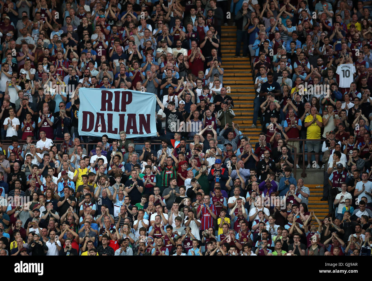 Fans begrüßen auf der 10. Minute, in Erinnerung an ehemalige Spieler Dalian Atkinson starb gestern, während der Himmel Bet Meisterschaftsspiel im Villa Park, Birmingham. Stockfoto