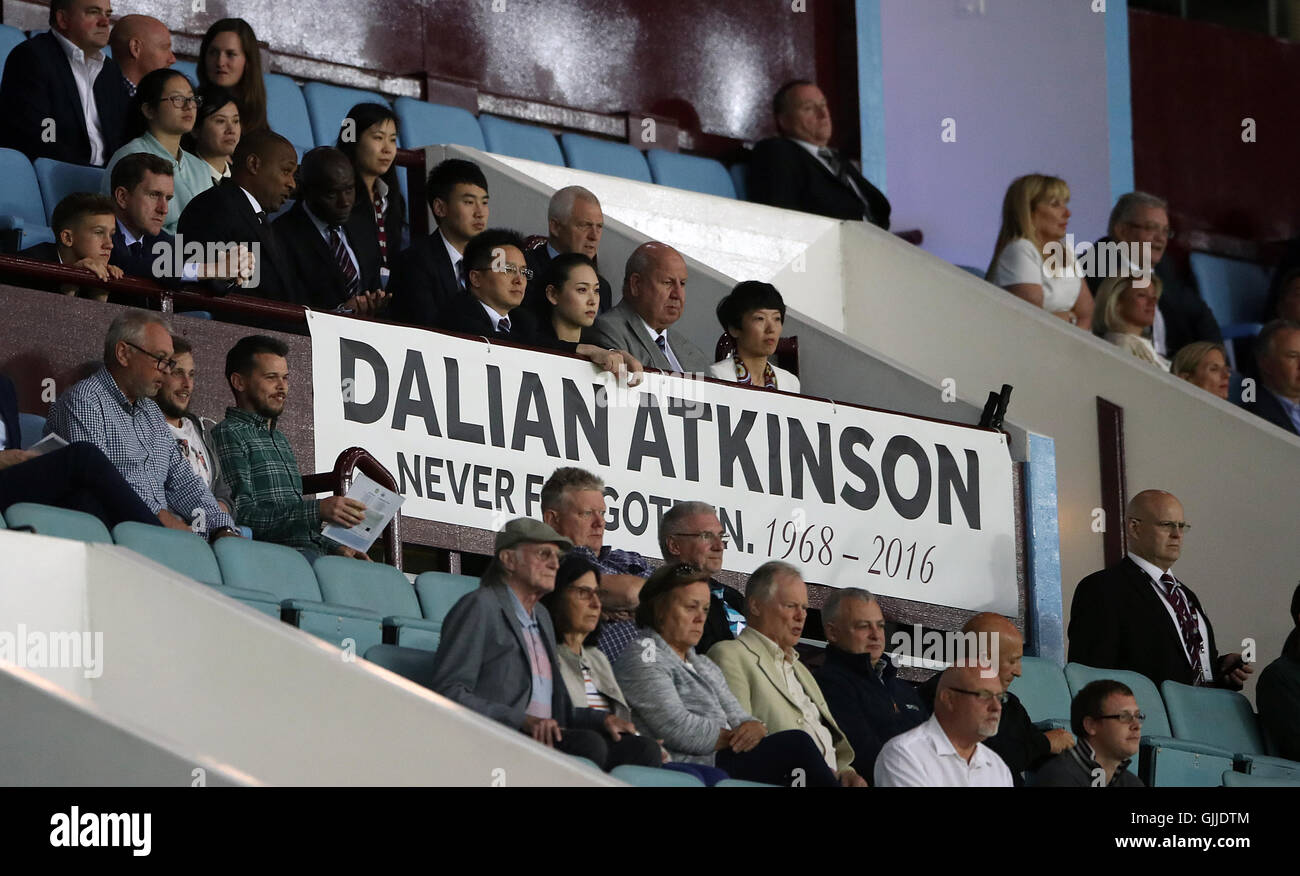 Aston Villa Eigentümer Dr. Tony Xia über eine Hommage-Lesung "DALIAN ATKINSON nie vergessen. 1968-2016' in Erinnerung an die ehemalige Spieler, die gestern, während der Himmel Bet Meisterschaftsspiel im Villa Park, Birmingham starben. Stockfoto