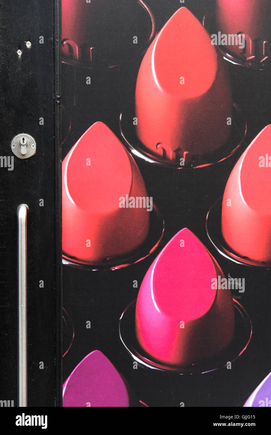 Schwarze Tür illustriert mit Nahaufnahme Details von Lippenstiften in verschiedenen Schattierungen von rot, rosa, Pfirsich und Flieder. Fett und auffällig. Stockfoto