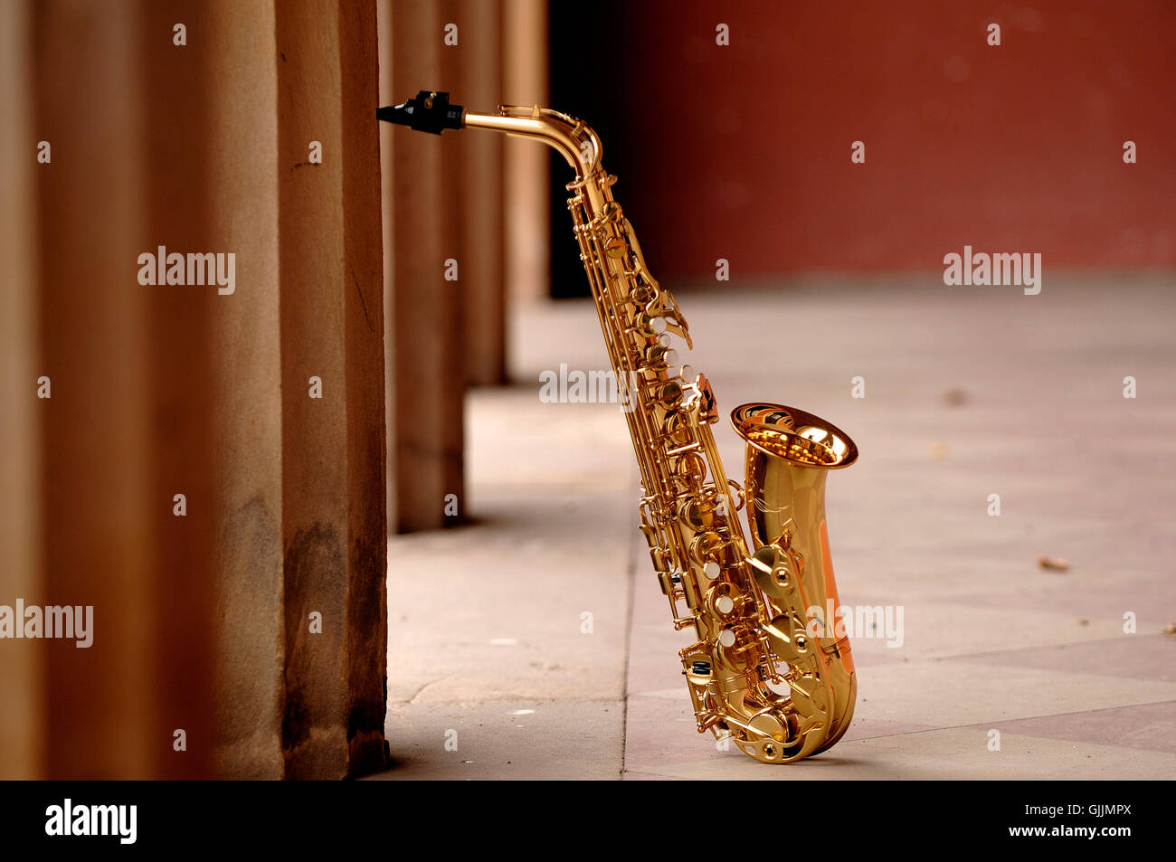 Saxophon und klassischen Säulen Stockfoto