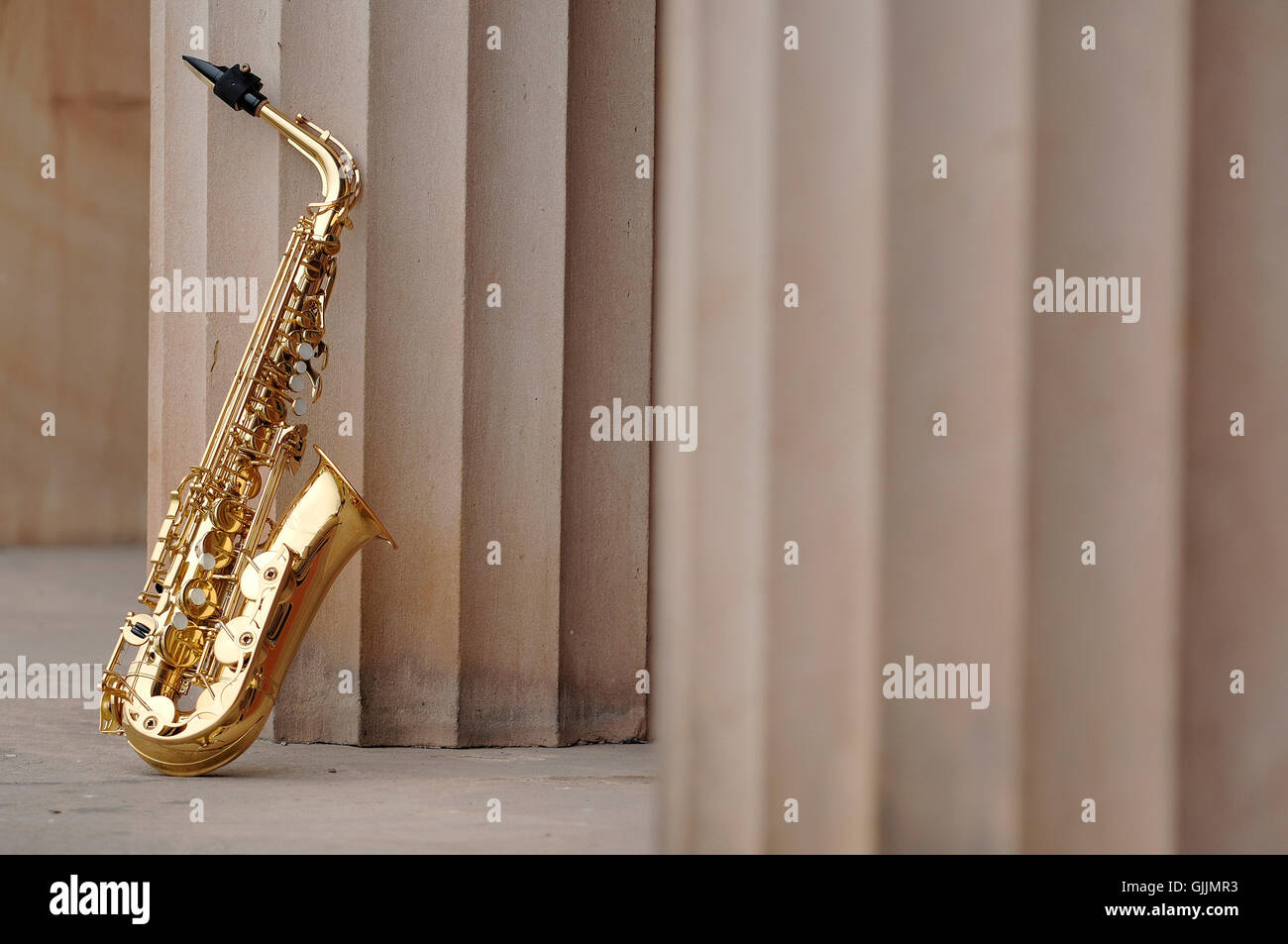 Saxophon und klassischen Säulen Stockfoto
