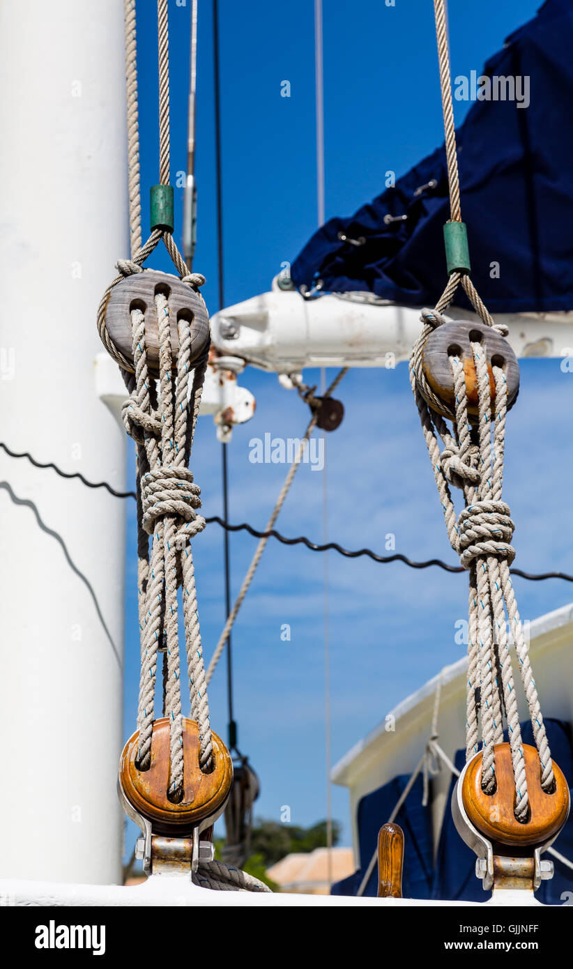 Alte und neue Flaschenzug auf schönes Segelboot Stockfoto