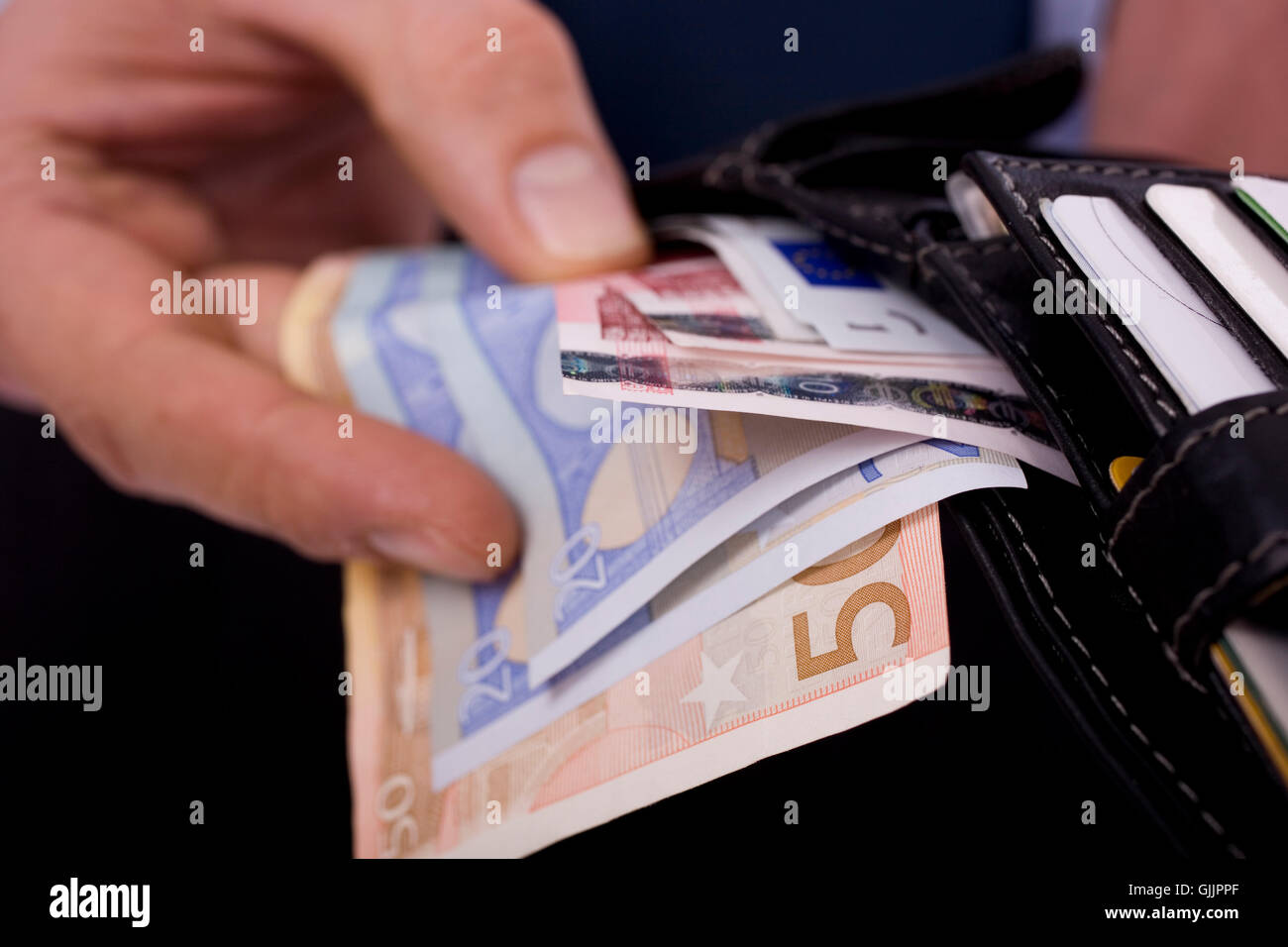 Hand von Euro-Banknoten Stockfoto