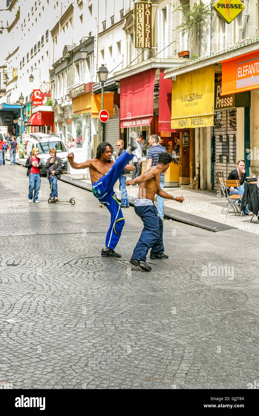 Capoeristas zeigen ihre Capoeira Fähigkeiten auf einem Paris street. Stockfoto