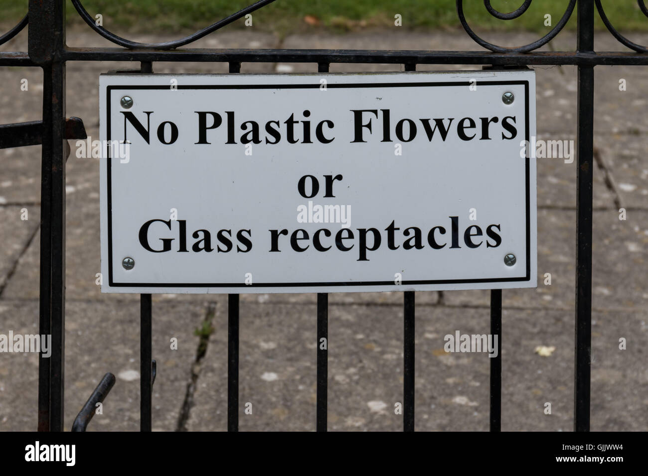 Keine Plastikblumen oder Glas Gefäße Schild am Eingang zum Friedhof Stockfoto