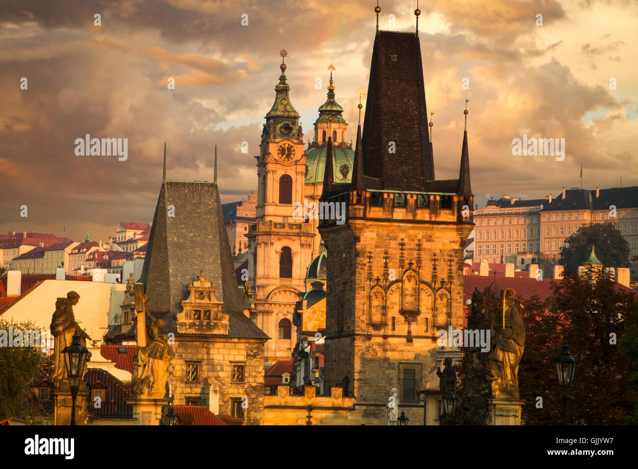 Die berühmte Karlsbrücke und Turm, Prag, Tschechische Republik Stockfoto