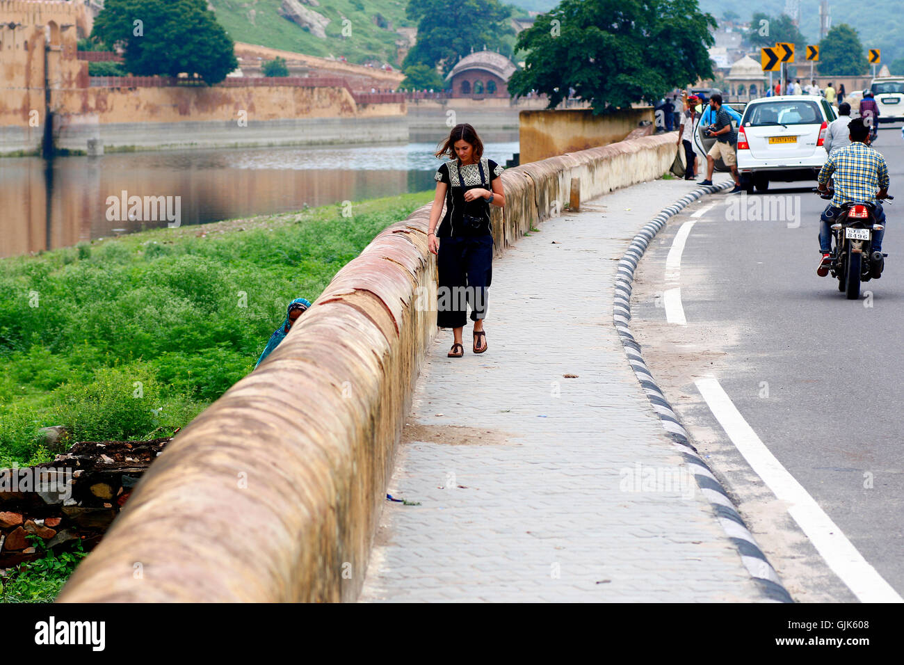 Ausländer-Touristen zu Fuß unterwegs in Jaipur, Indien. Stockfoto