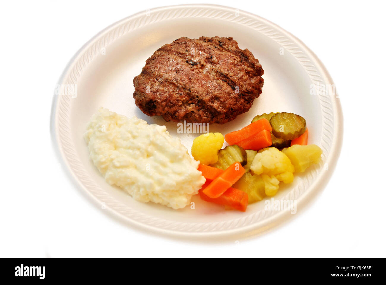 Gesunde Mahlzeit von magerem Fleisch, eingelegtem Gemüse und Quark Stockfoto