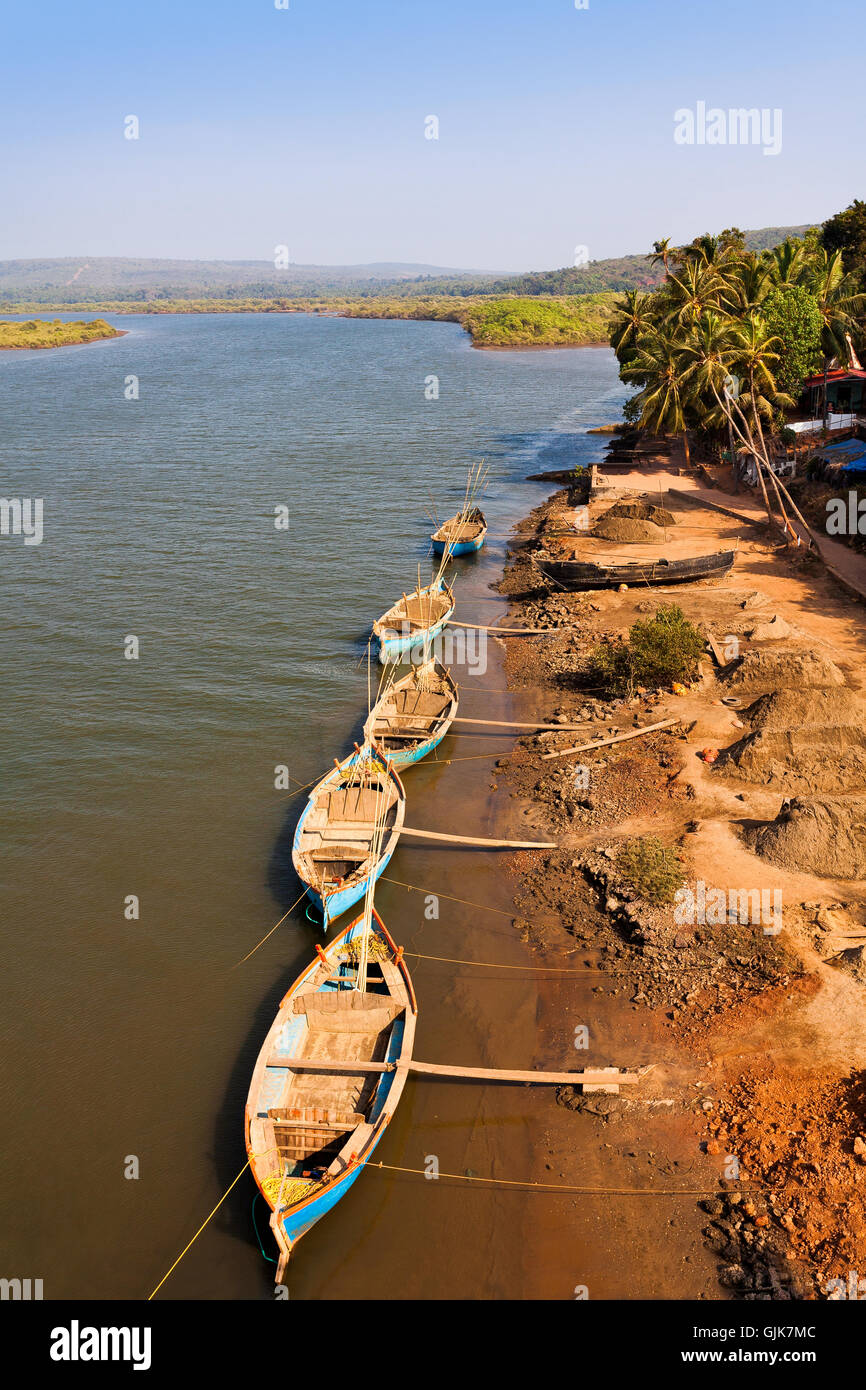 Boote bei Terekhol Goa Flusslandschaft Stockfoto