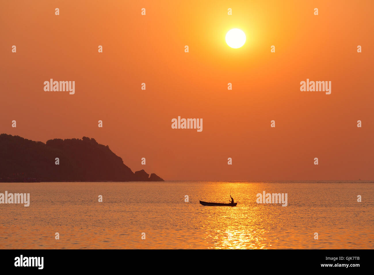 Goa-Sonnenuntergang über Meer Stockfoto