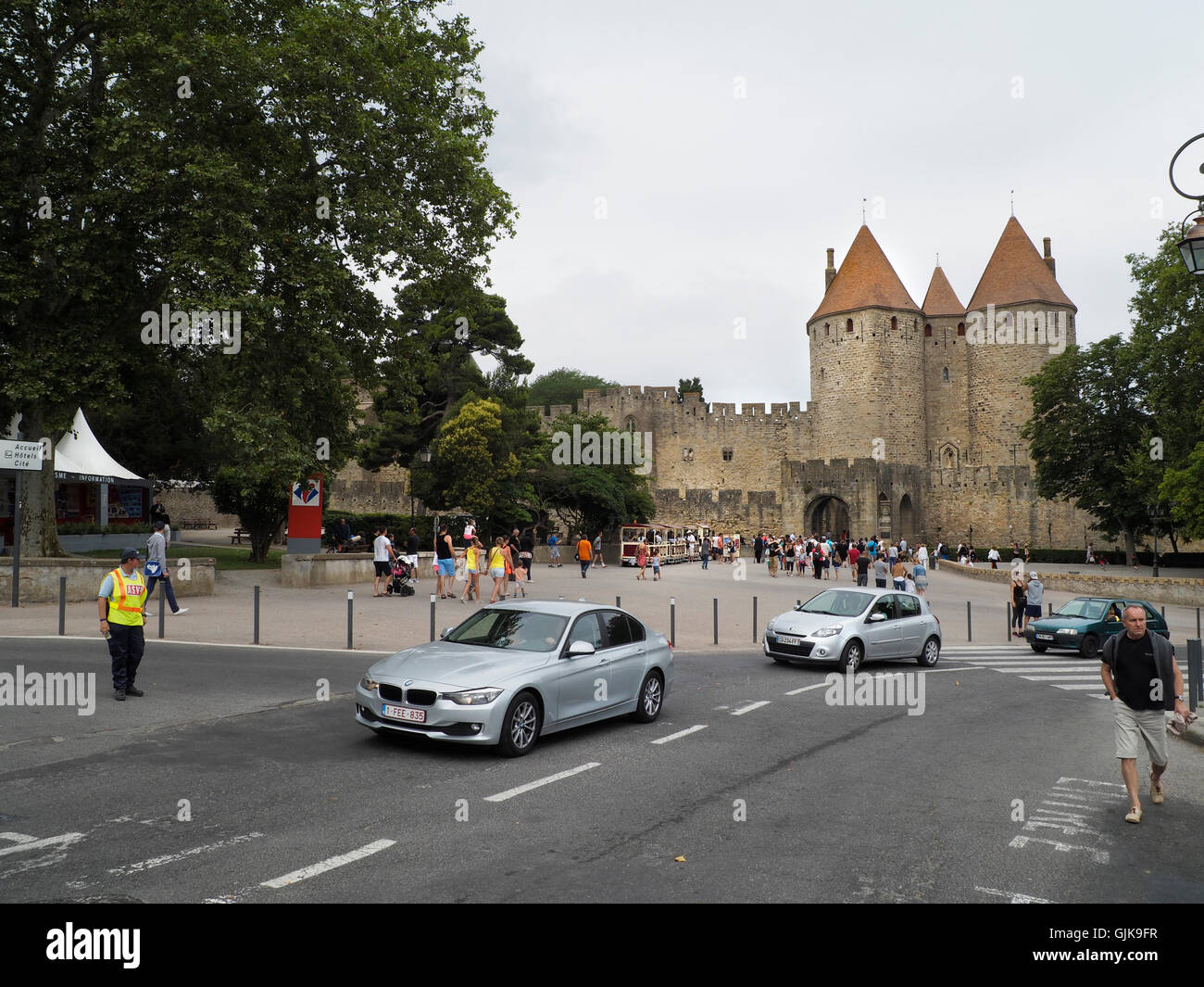 Dichten Verkehr in der Nähe der historischen Stadt Carcassonne, Languedoc Roussillon, Südfrankreich Stockfoto