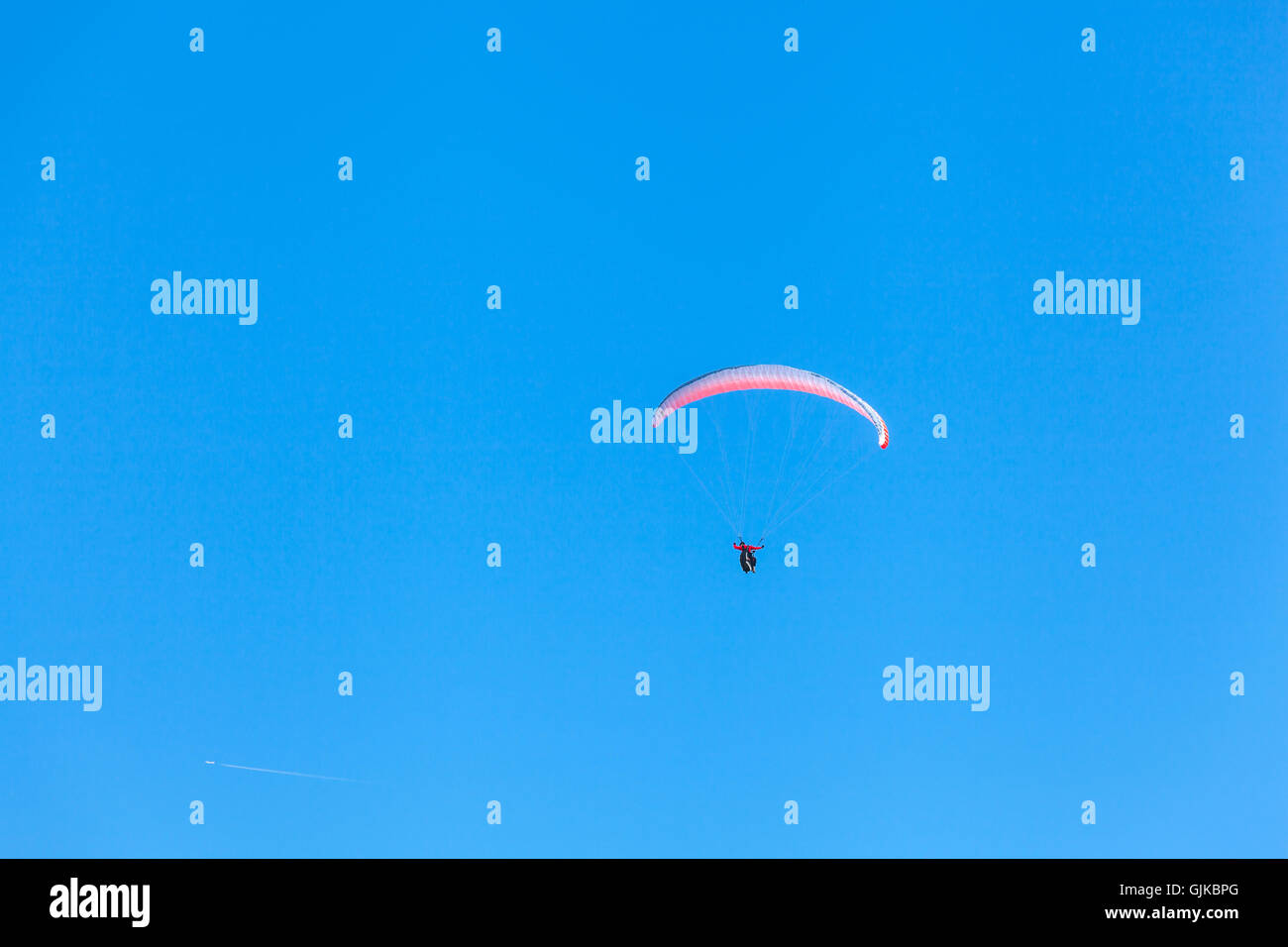 Gleitschirm fliegen am Penken des österreichischen Alpen bei blauem Himmel als Hintergrund Stockfoto