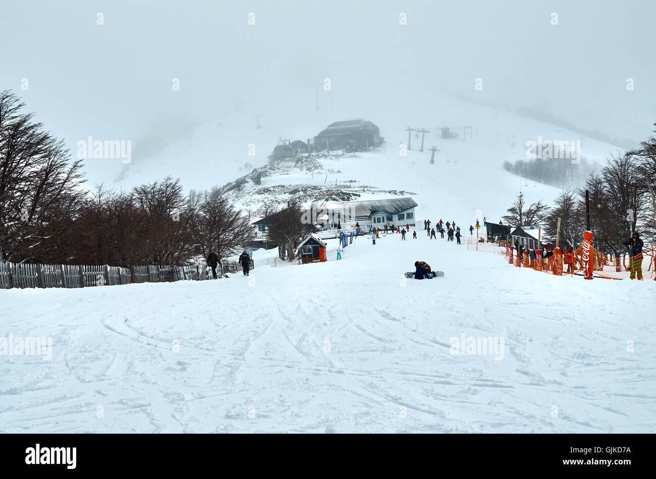 Ein Blick auf das Restaurant und das Ski-Zentrum auf der Hügelspitze Bayo. Stockfoto