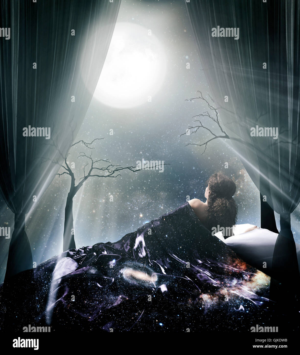 Führerschein verfügbar um MaximImages.com Uhr - beleuchtet von der Mondscheinfrau, die im Bett unter dem Sternenhimmel liegt, und dem künstlerischen, spirituellen Vollmond-Foto Stockfoto