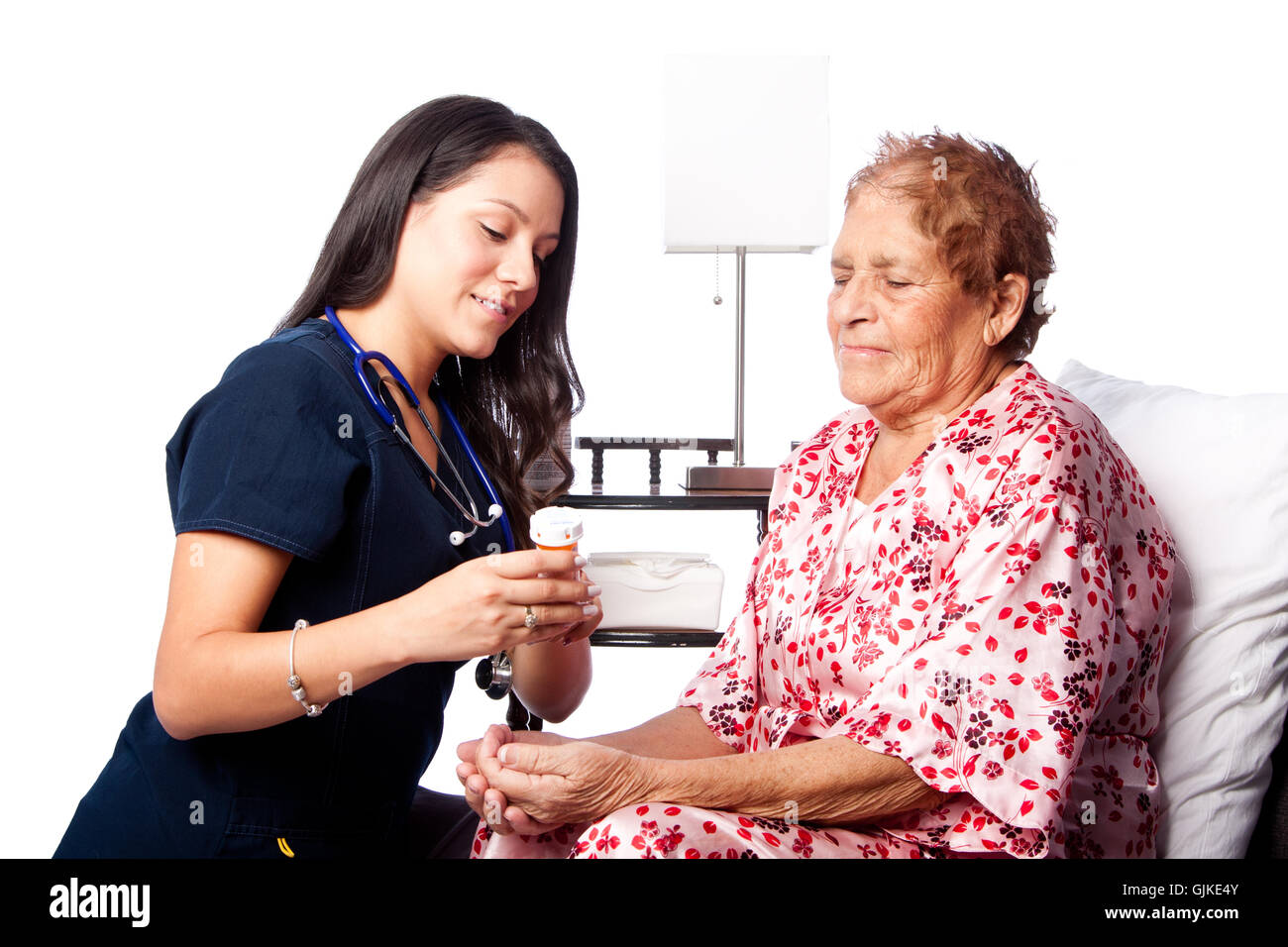 Krankenschwester, verschreibungspflichtige Medikamente, senior Patienten nach Hause medizinisches Konzept zu erklären. Stockfoto